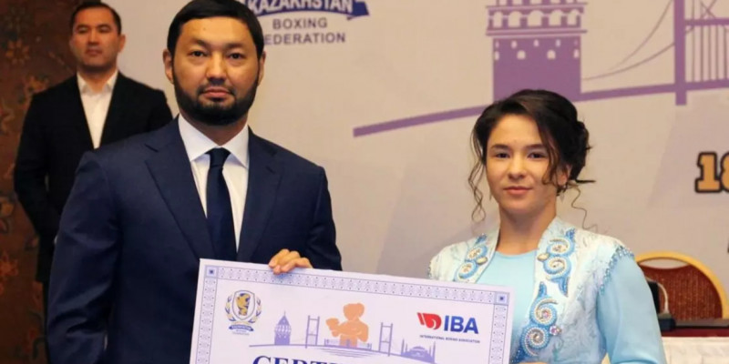 Боксшы Дина Жоламан марапаттау рәсіміне ұлттық киім киіп келді
