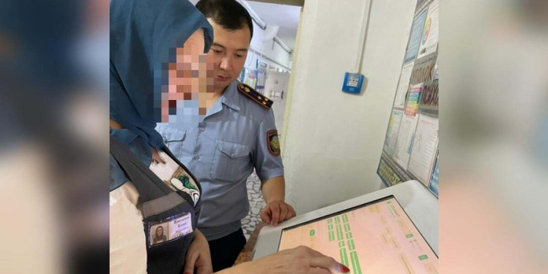 Порно құлдар қыздардың аяғын жалайды