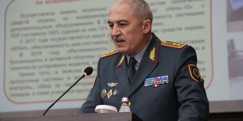 Қорғаныс министрі қағазға жазылған қазақша сөйлемді оқи алмады (ВИДЕО)