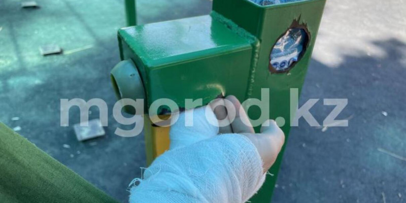 Әткеншекте ойнаған бала екі саусағынан айырылды