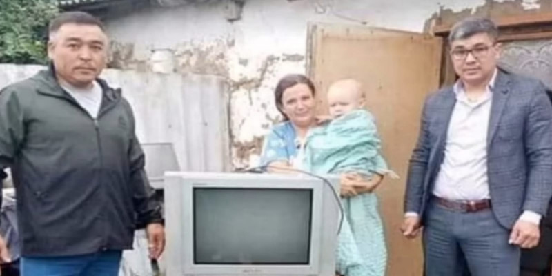 Шенеуніктер атаулы көмек алатын отбасына ескі теледидар берген