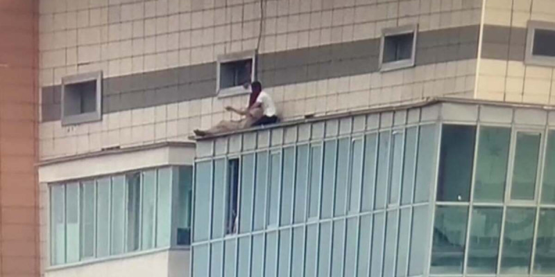 Учаскелік инспектор 24-қабаттан секірейін деп жатқан әйелді құтқарып қалды