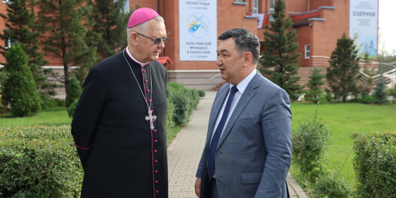 Дархан Қыдырәлі Қазақстандағы Католик шіркеуінің басшысымен кездесті