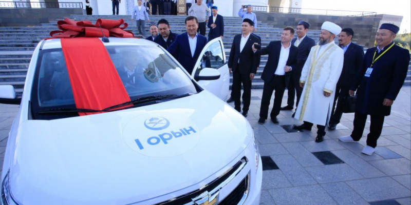 Жас қари Құранды жатқа айтып, көлік жеңіп алды