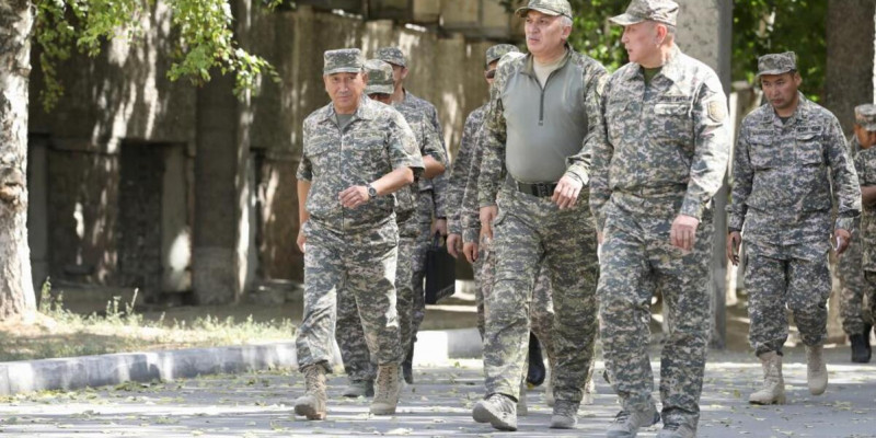 Қорғаныс министрі Жақсылықов Алматы өңірлік гарнизонына барды