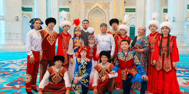 18 бала асырап алған Өмірхан Жетесов: Рим Папасының алдында өнер көрсеткен соң бізді әлем таныды
