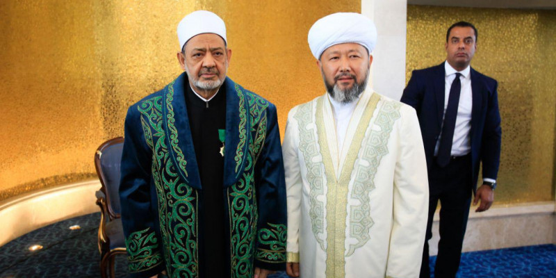 Бас мүфти Әл-Азһар шейхын «Шарапат» медалімен марапаттады