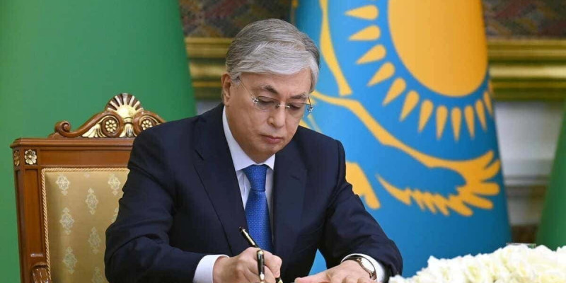 25 қазан – Республика күні: Президент заңға қол қойды