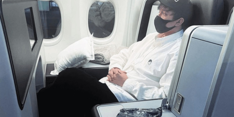 «Туған жерім - Қазақстанға рақмет»: Димаш Құдайберген шетелге аттанды