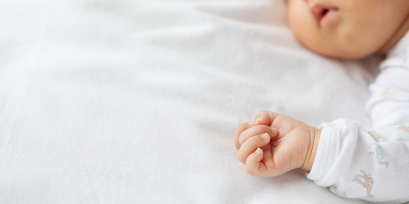 Дәрігерлер сегізінші қабаттан құлаған екі жасар сәбидің өмірі үшін күресіп жатыр