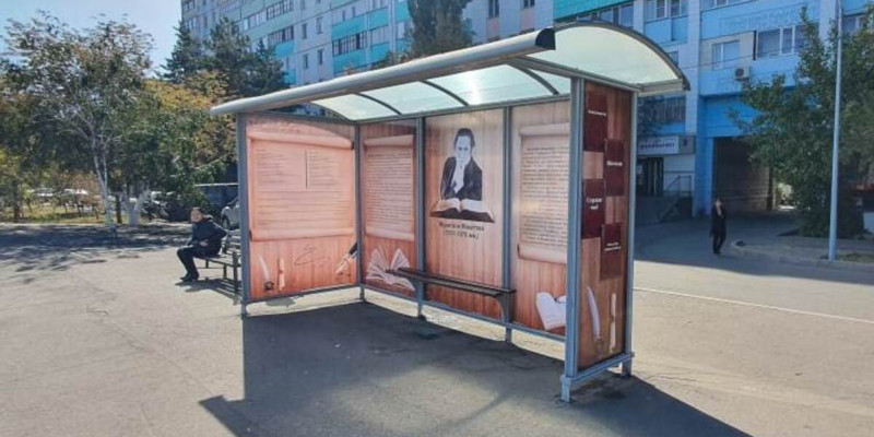 Павлодарда тарихи тұлғалардың суреті бейнеленген аялдамалар пайда болды