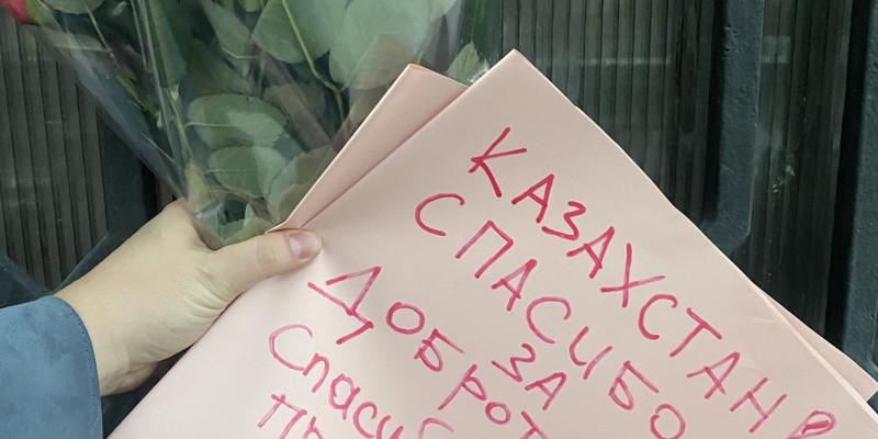 «Рақмет саған, Қазақстан»: ресейліктер Қазақстан елшілігіне гүл әкеліп, алғыс айтты