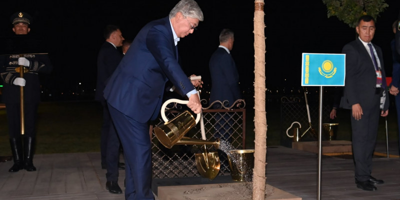 Президент ШЫҰ мүше-мемлекеттер басшыларымен бірге ағаш отырғызды