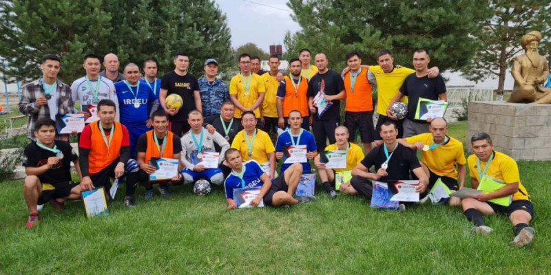 Алматы облысында түрмедегі жазасын өтеушілер депутатпен футбол ойнады