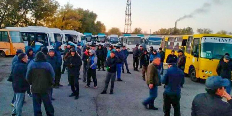 Талдықорғанда автобус жүргізушілері жаппай наразылыққа шықты