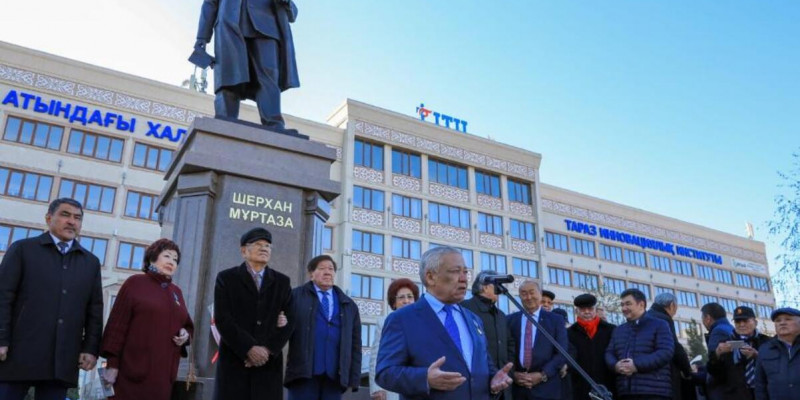 Таразда Шерхан Мұртазаға ескерткіш қойылды