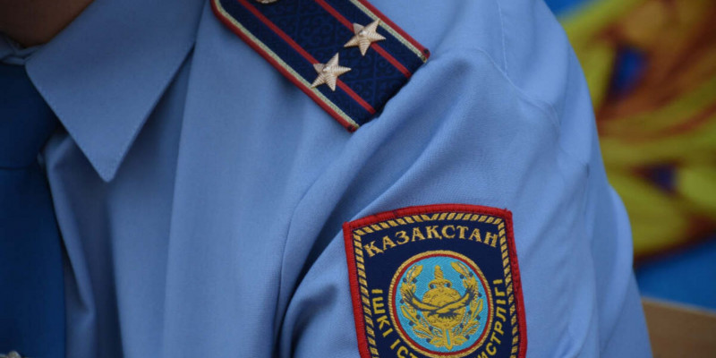 Алматыда полиция подполковнигін соққыға жыққан 5 ер адам ұсталды