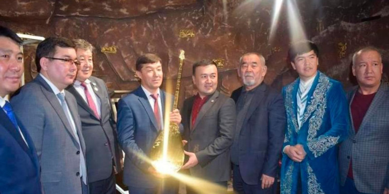 Түркістанда бриллиантпен көмкерілген «Алтын домбыра» сақтаулы тұр