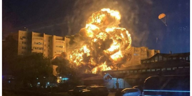 Ресейде әскери ұшақ тұрғын үйге соғылды (ВИДЕО)