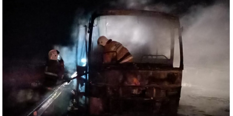 Маңғыстау тас жолында жолаушылар автобусы өртенді (ВИДЕО)