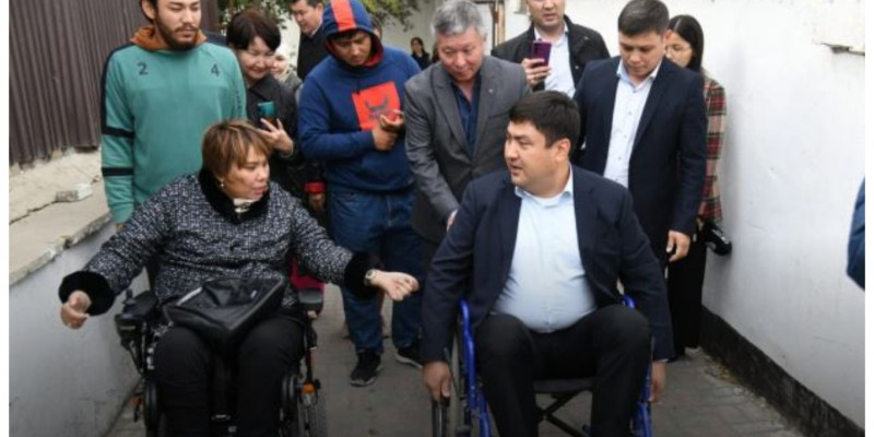 Атыраулық шенділер арбамен қала аралады