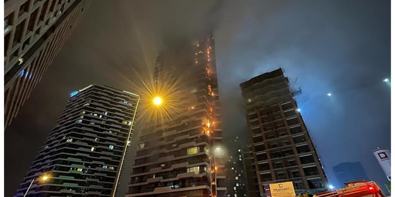 Түркияда зәулім ғимарат отқа оранды (ВИДЕО)