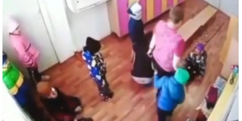 Ақсуда балабақша қызметкері балаларды ұрып-соққан