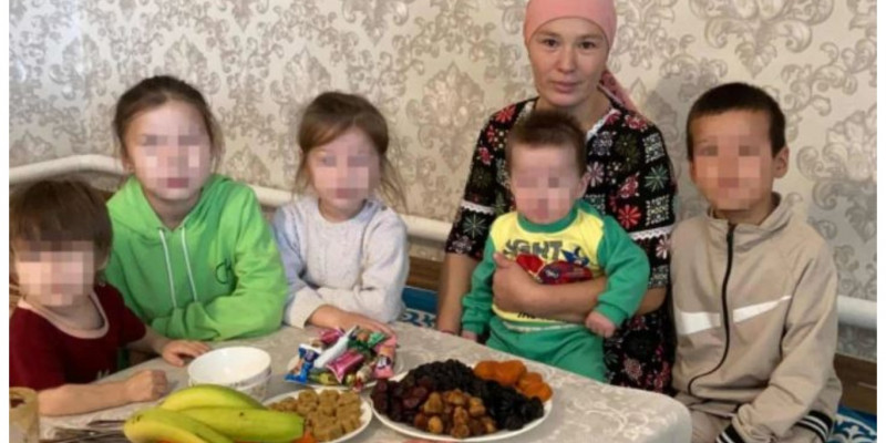 Қазақстандықтар жеті баланың анасына үй алып берді