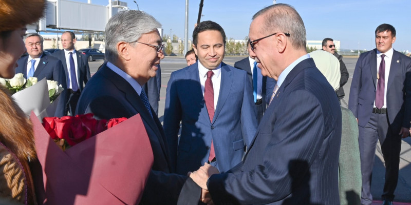 Қасым-Жомарт Тоқаев Түркия Президентін әуежайда күтіп алды