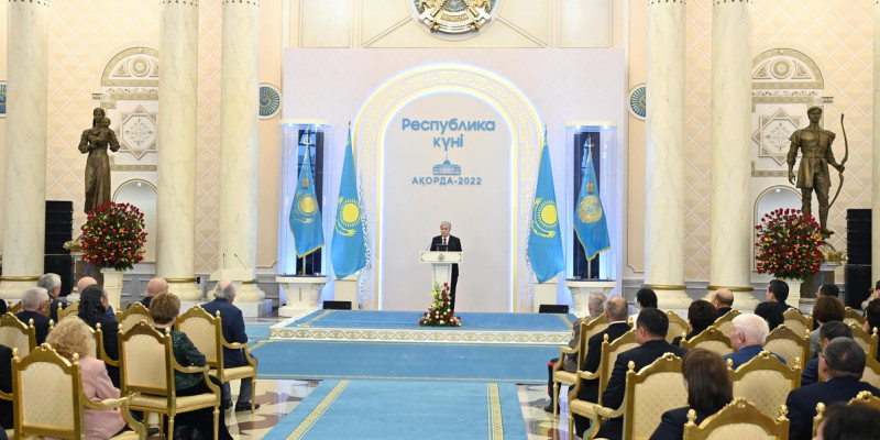 Президент Республика күніне орай мемлекеттік наградалар мен сыйлықтар тапсырды