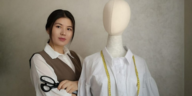 Үш баланың анасы тігін мәшинесімен табыс тауып отыр