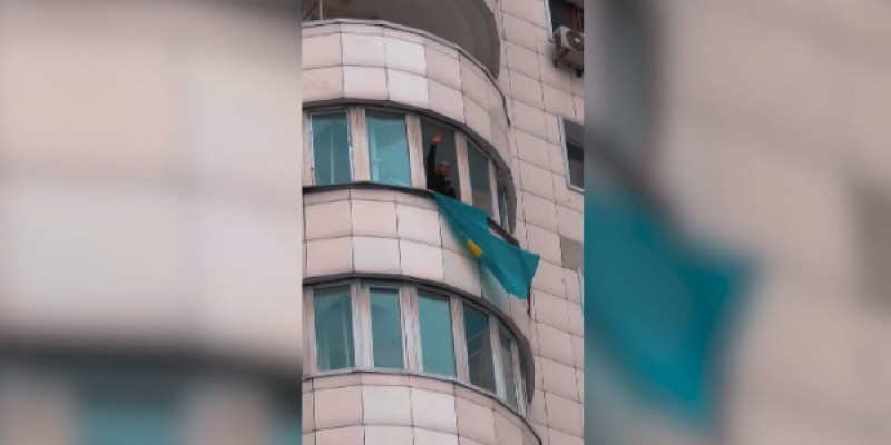 Қазақстандықтар мемлекеттік туды жаппай балконға іле бастады