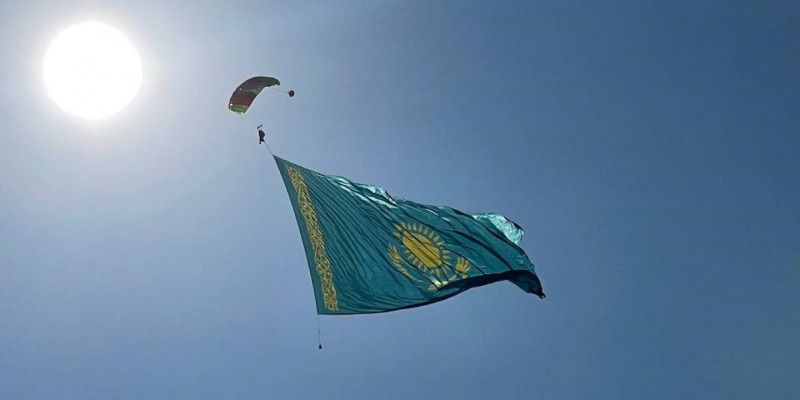 Қазақстанның ең үлкен туы Алматы аспанында желбіреді
