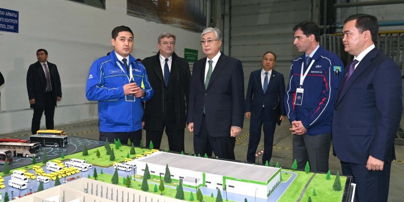 Президент автобус және коммерциялық техника өндіретін зауыт жұмысымен танысты