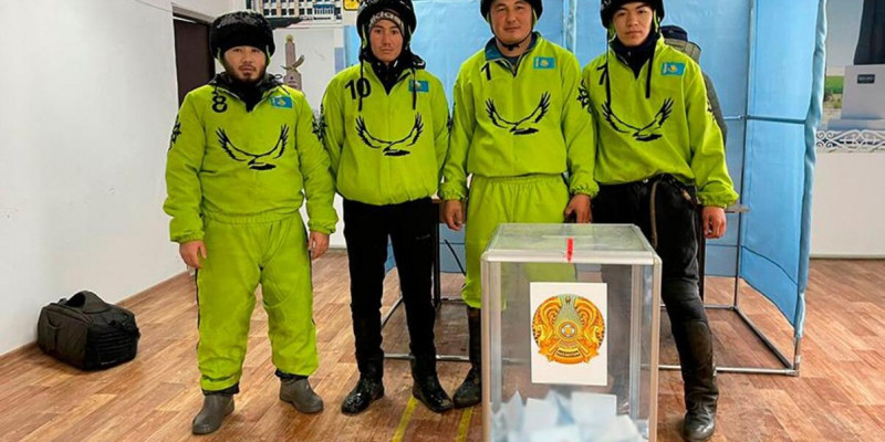 Батысқазақстандық көкпаршылар сайлау учаскесіне атпен келді
