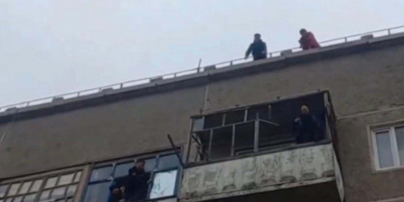 Павлодар облысында ер адам 5-қабаттан секірмек болды