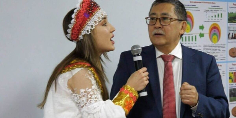 Мейрам Қажыкен Шәмші Қалдаяқовтың әнін орындады