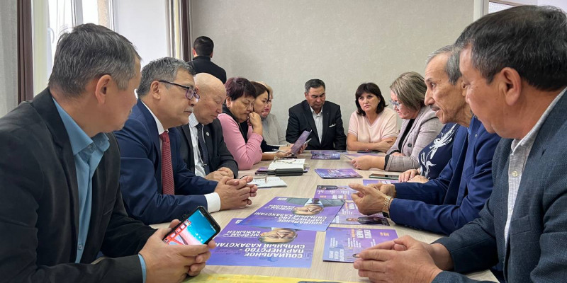 Мейрам Қажыкен Семейдегі салалық кәсіподақ басшыларымен кездесті
