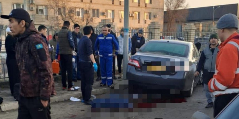 Атыраудағы жол апаты: бір адам қаза тауып, төрт көлікке зақым келді