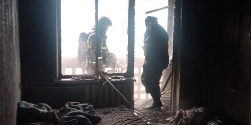 Алматыда өрт сөндірушілер 2 жасар қызды құтқарып қалды