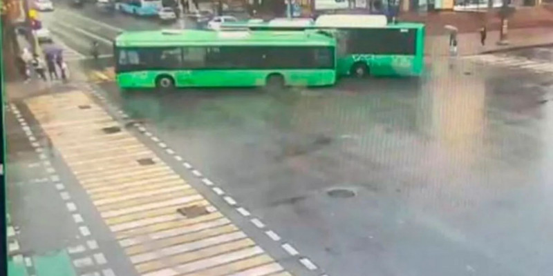 Екі автобустың арасында тірі қалған жолаушының видеосы пайда болды (ВИДЕО)