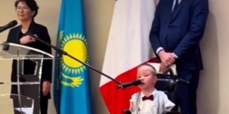 Парижде Қазақстан Әнұранын шырқаған бала көпті тәнті етті (ВИДЕО)