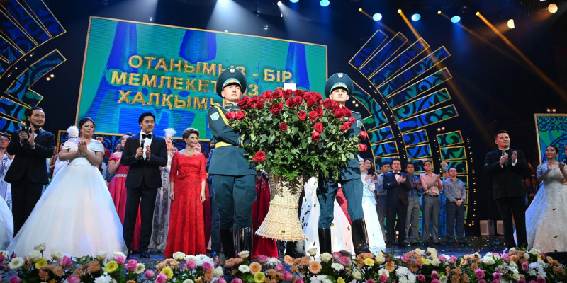 Президент отандық өнер жұлдыздарының концертін тамашалады
