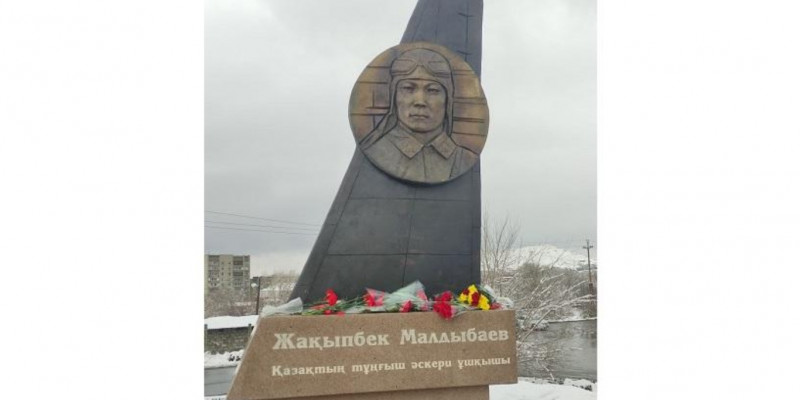 Қазақтан шыққан тұңғыш әскери ұшқышқа стелла орнатылды