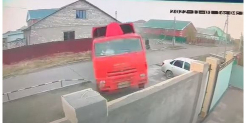 Атырауда КамАЗ үйдің қоршауына соғылды (ВИДЕО)