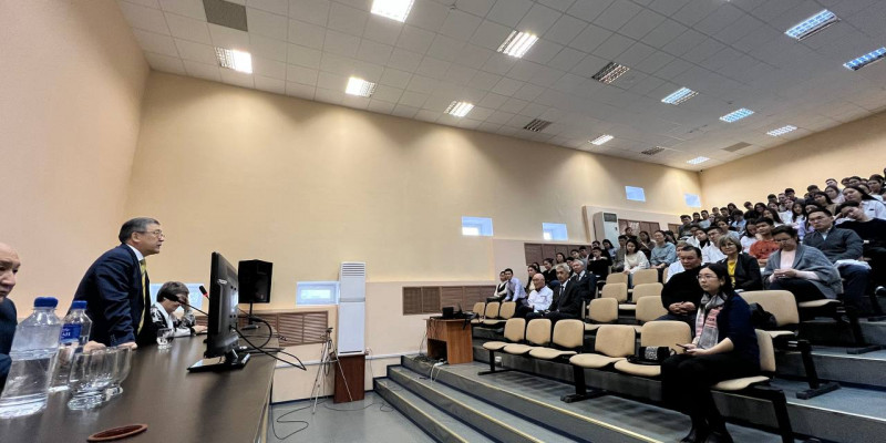 Мейрам Қажыкен студенттермен кездесті