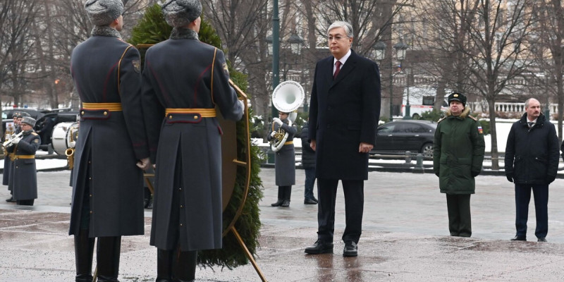 Президент «Белгісіз жауынгер бейіті» ескерткіш-мемориалына гүл шоғын қойды