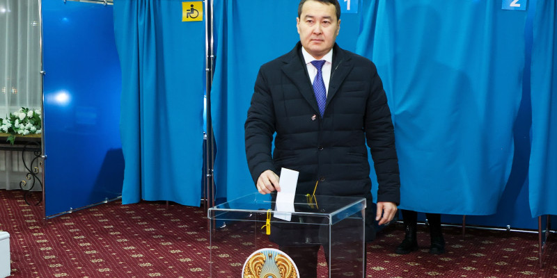 Әлихан Смайылов Президент сайлауында дауыс берді