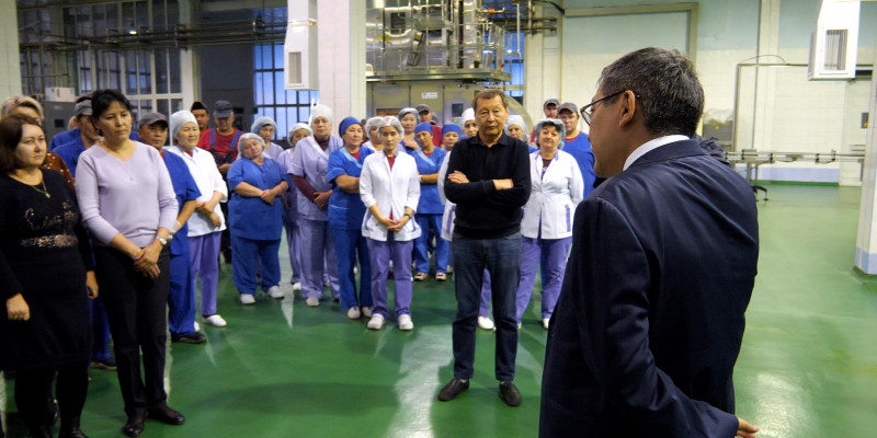 Мейрам Қажыкен Өскемендегі сүт өнімдерін шығаратын зауытта болды