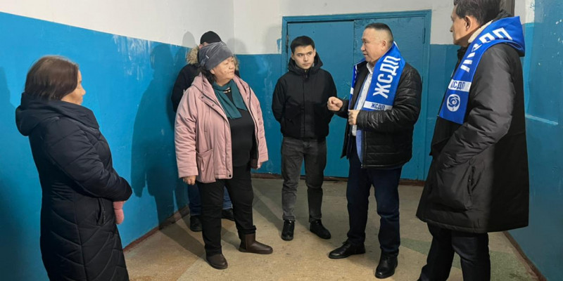 Нұрлан Әуесбаев елордалық жатақханада тұрғындармен кездесу өткізді
